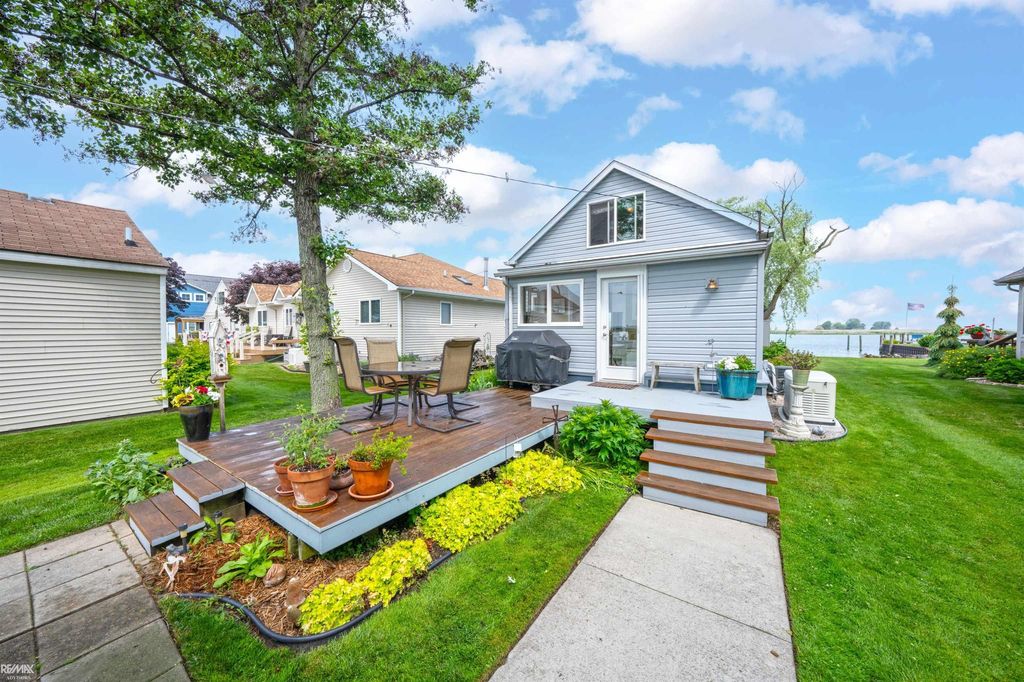 8292 Middle Channel Dr, Clay township