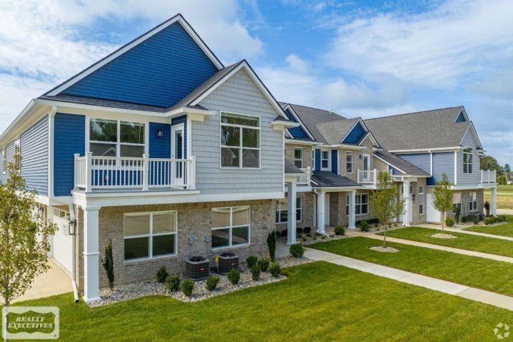 32968 Antrim Dr, Chesterfield township