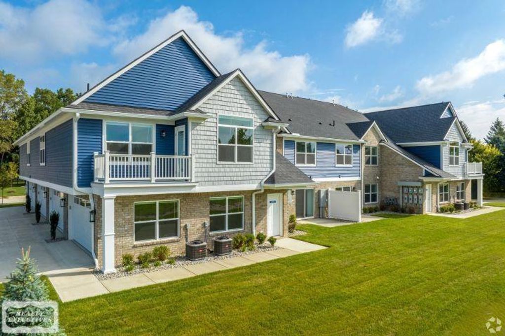 32956 Antrim Dr, Chesterfield township