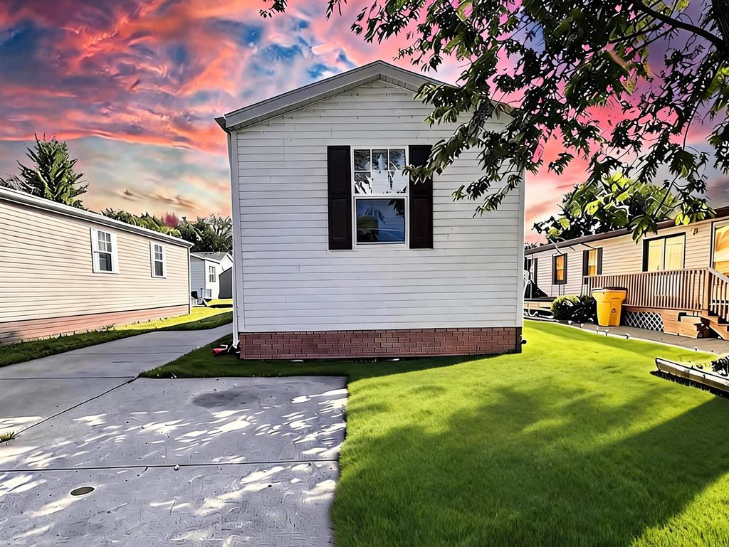 15346  Enchante Dr, Clinton charter township