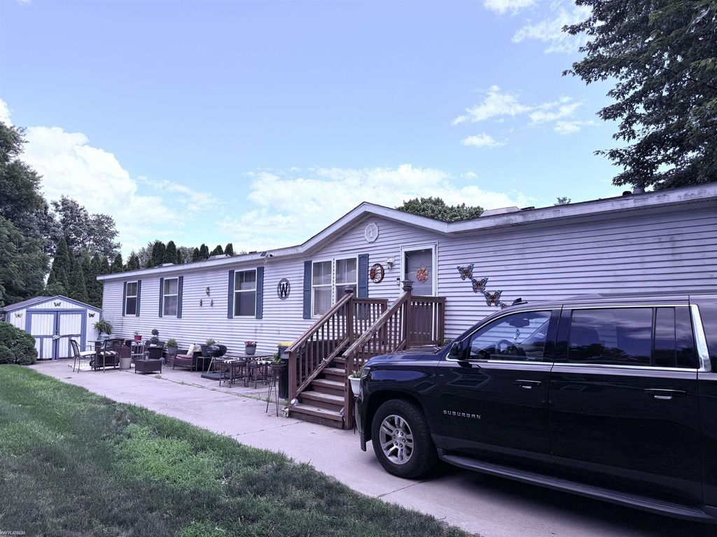 43864 Eureka Rd, Clinton charter township