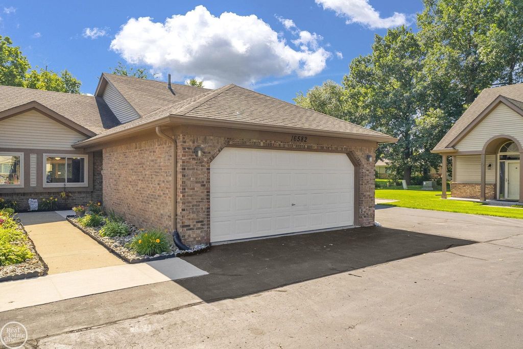 16582 Woodlane Dr, Fraser
