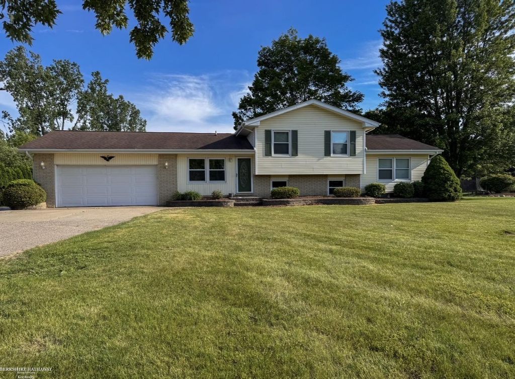 7894 Lantern Dr, Almont township