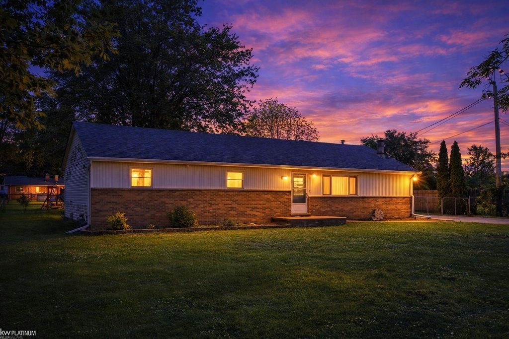 32159 Riverpoint St, Chesterfield township