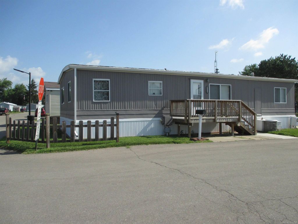 43310 Summit St, Harrison charter township