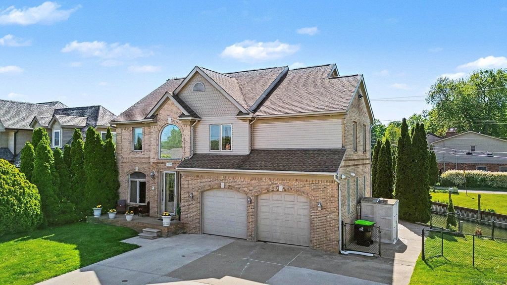 38035 Pointe Rosa St, Harrison charter township