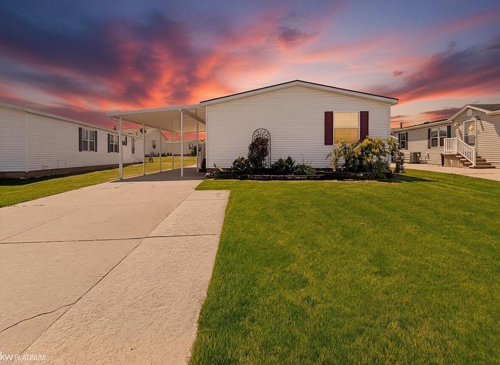 37037 Millstone Trl, Lenox township