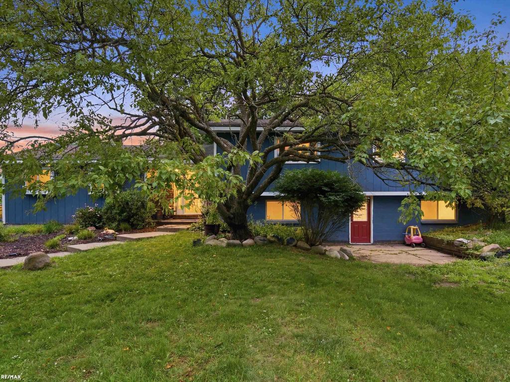 3111 Howland Rd, Almont township