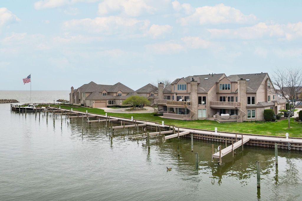 26230 Harbour Pointe Dr, Harrison Twp