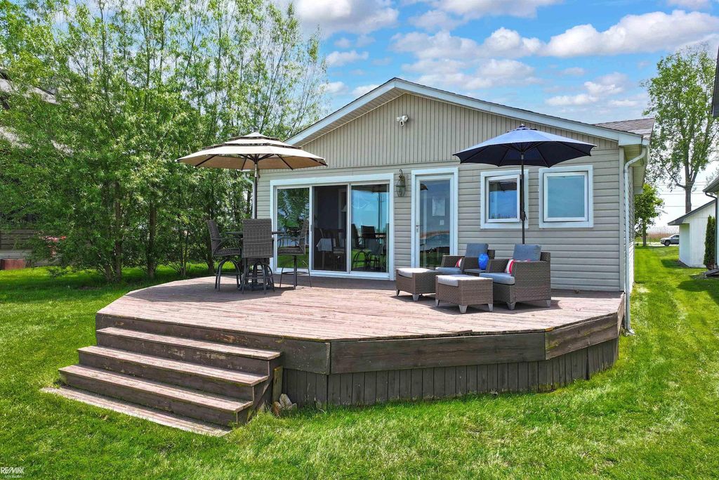 7054 Middle Channel Ln, Clay township