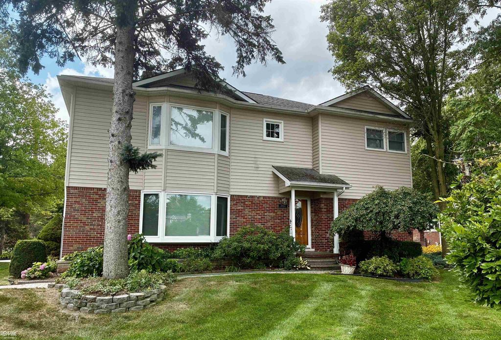28900 S River Rd, Harrison charter township