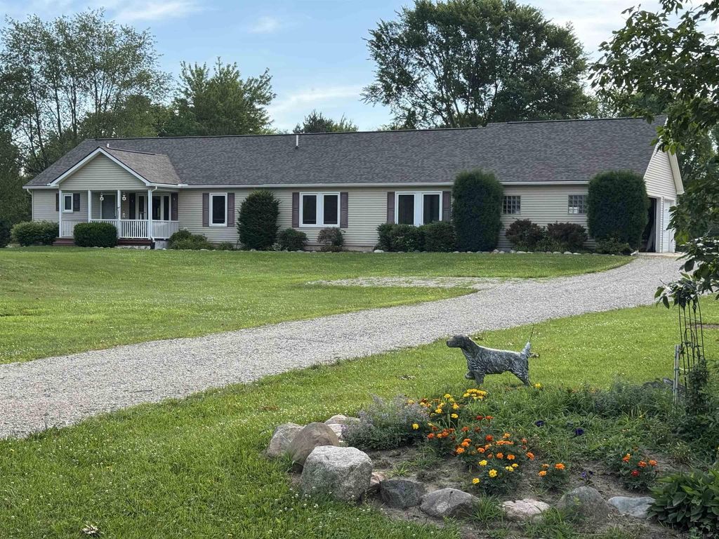 58520 Frost Rd, Lenox township