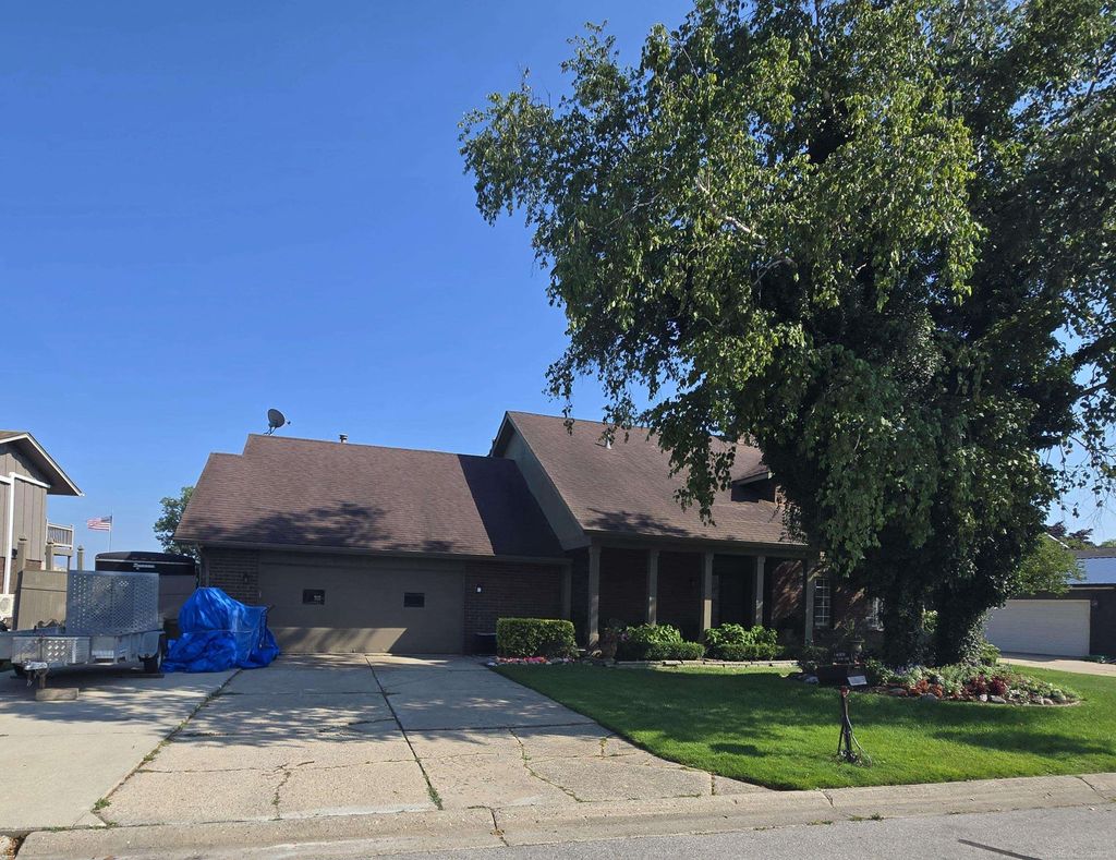 7321 Parklane Dr, Clay township