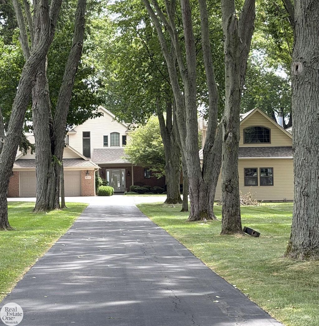 8319 River Rd, Cottrellville township