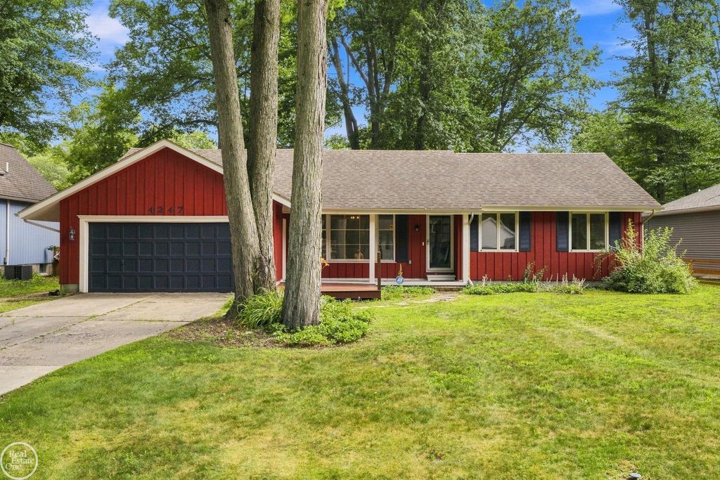 4247 Old Forge Dr, Fort Gratiot charter township