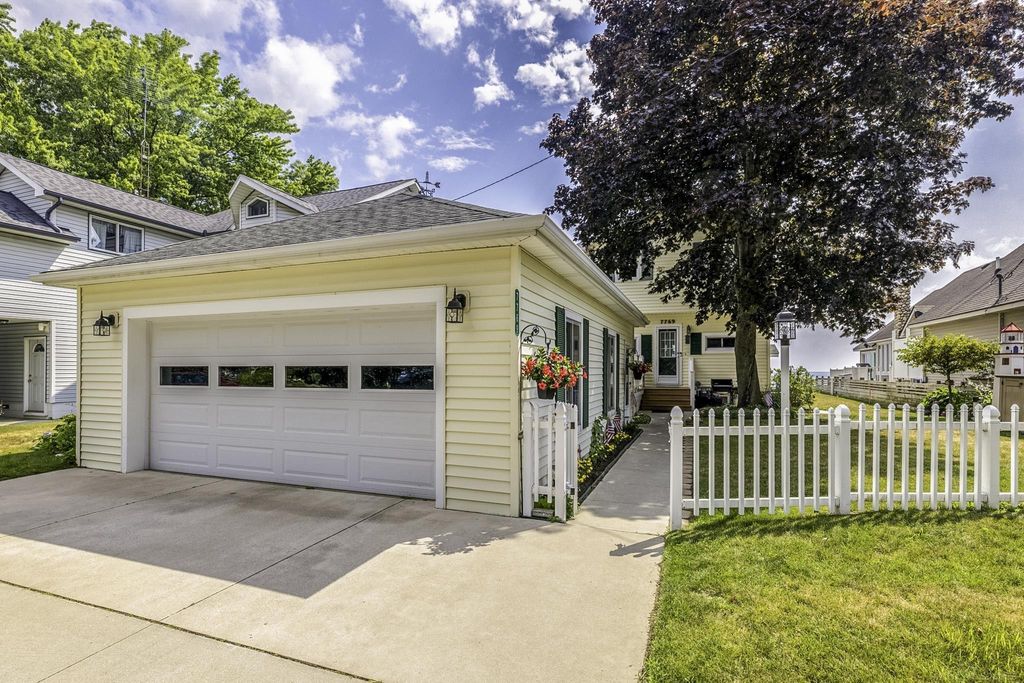 7769 Lakeview Dr, Worth township