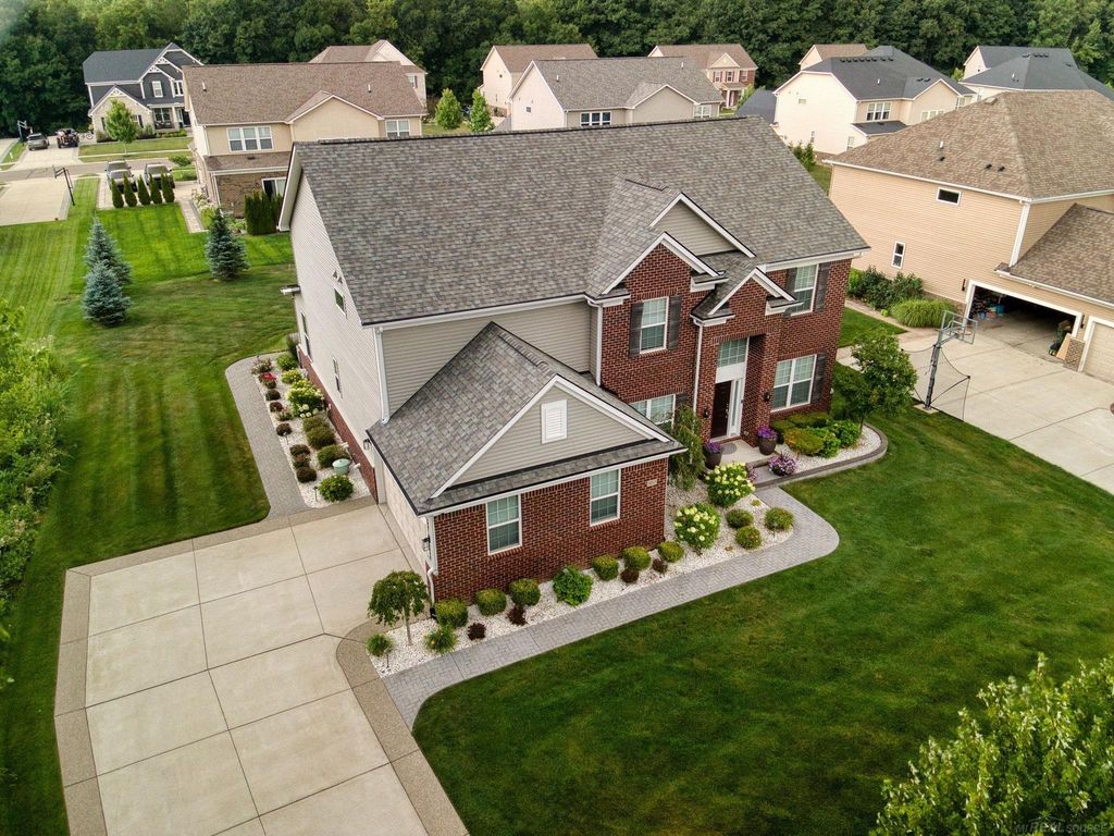 950 Weber Ct, Lake Orion village
