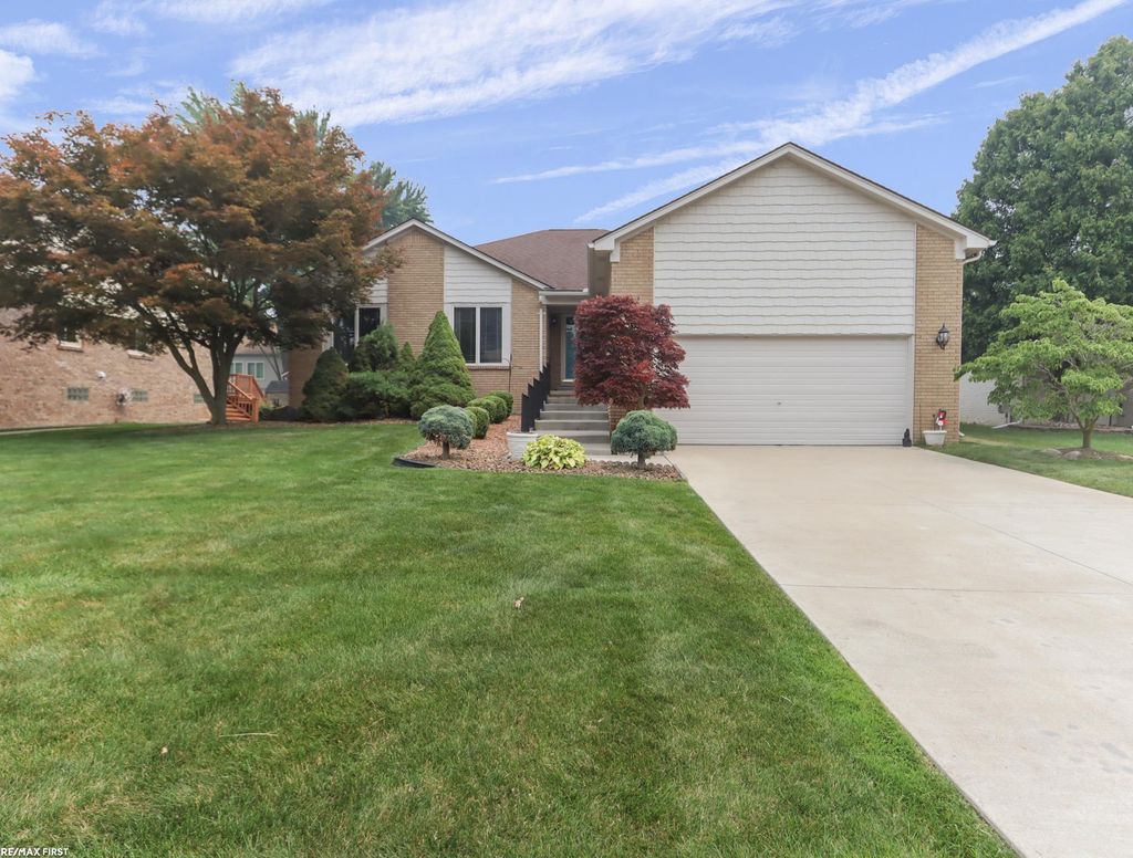 39328 Rivercrest Ave, Harrison charter township