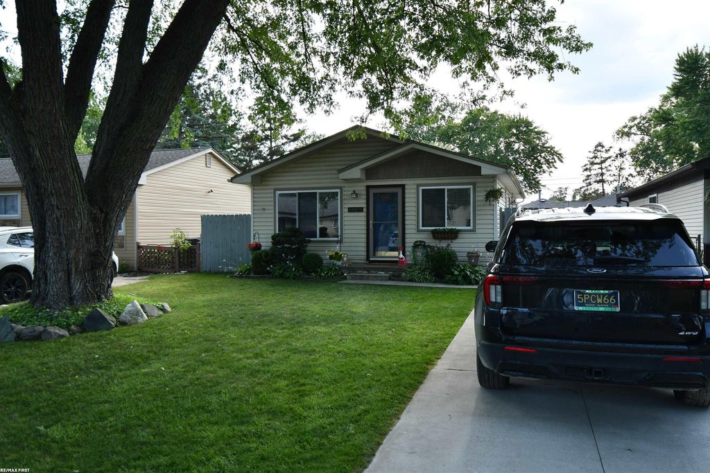 39675 Camp St Dr, Harrison charter township