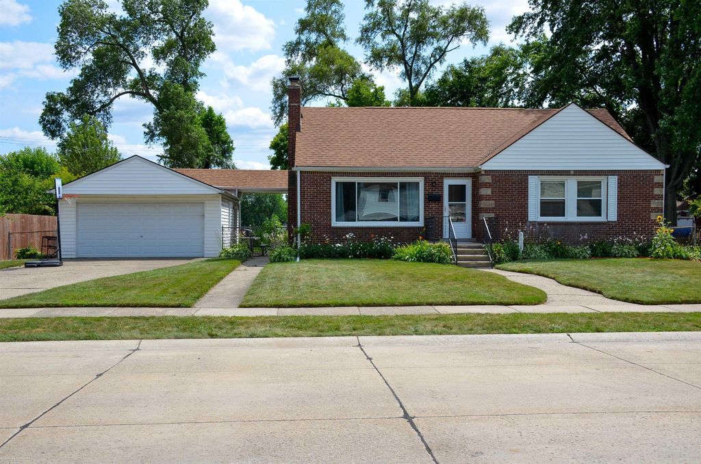 8474 Harding St, Center Line