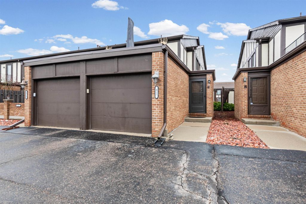 417 Country Club Dr, Saint Clair Shores