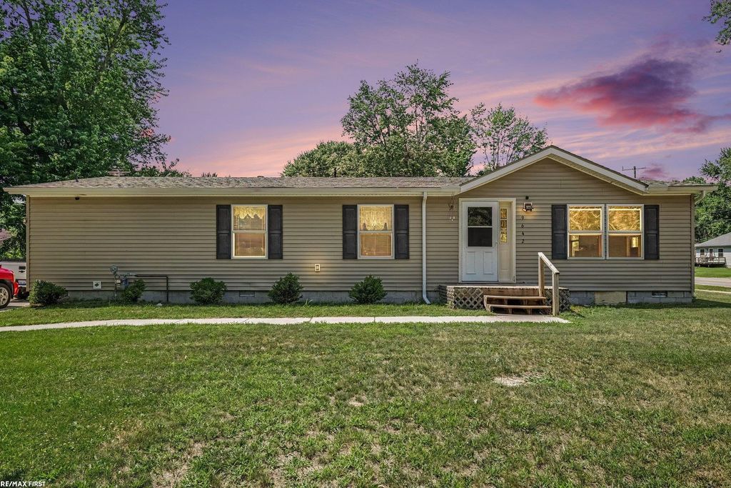 9642 Meadowbrook St, Clay township