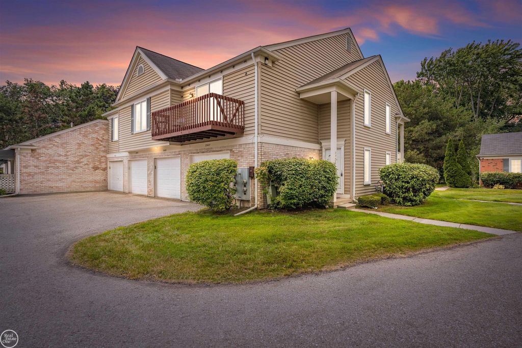 37427 Stonegate Cir, Clinton Township