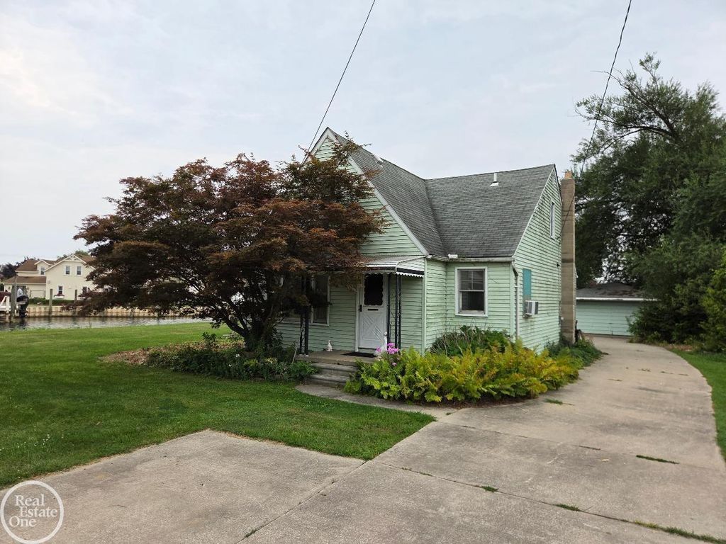 38777 Lakeshore Dr, Harrison charter township