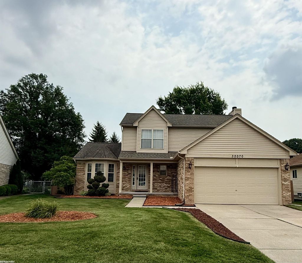 32070 Oakcrest Dr, Chesterfield township