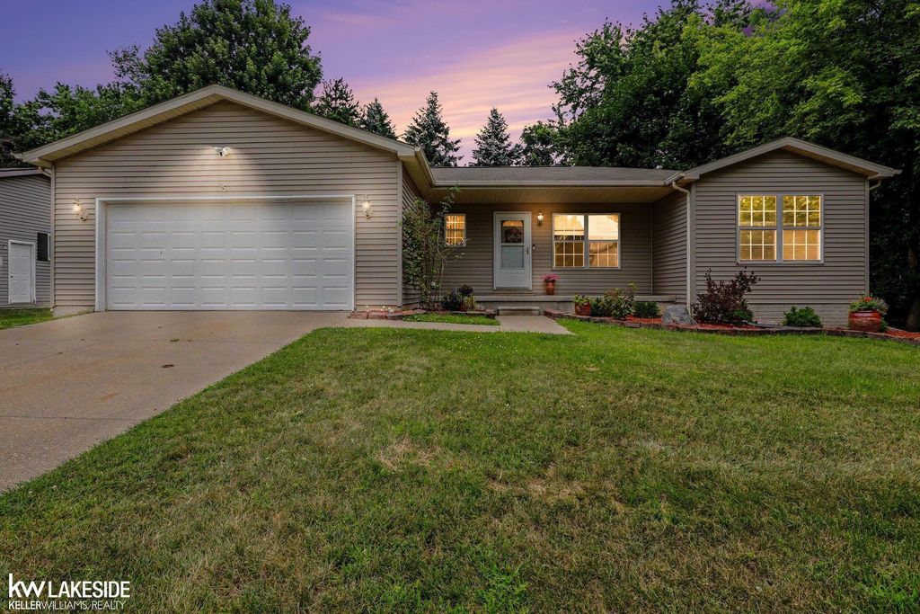 593 Allison Dr, Almont village