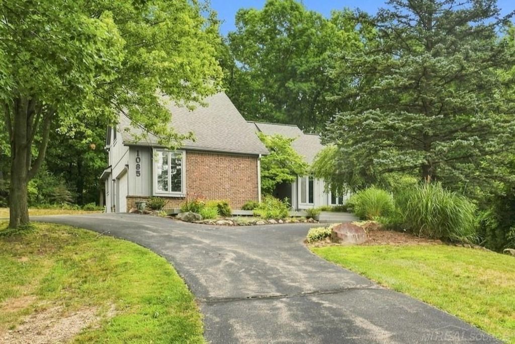 1085 Bear Creek Ct, Oakland Twp