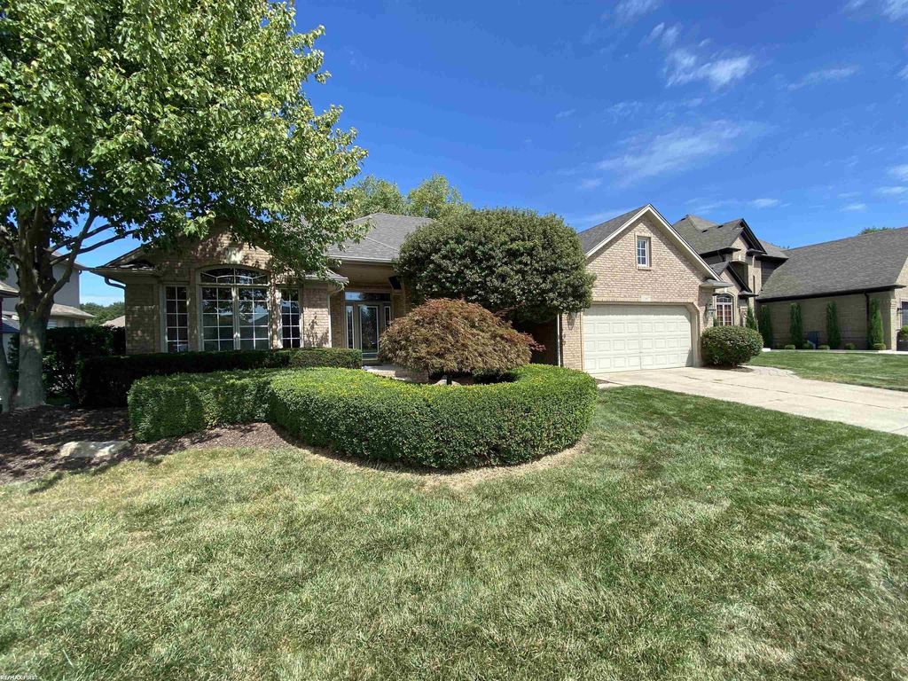 21597 Pinnacle Ct, Macomb township