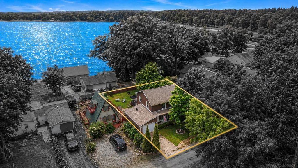 4176 Pleasant Dr, Attica township
