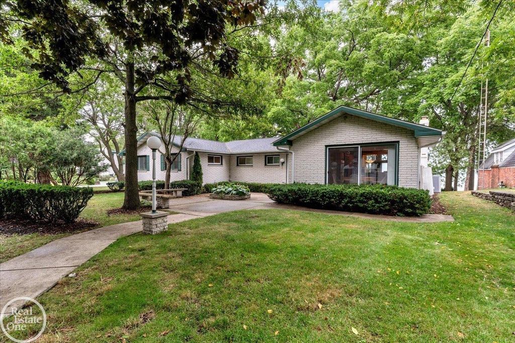 8178 Lakeshore Rd, Burtchville township