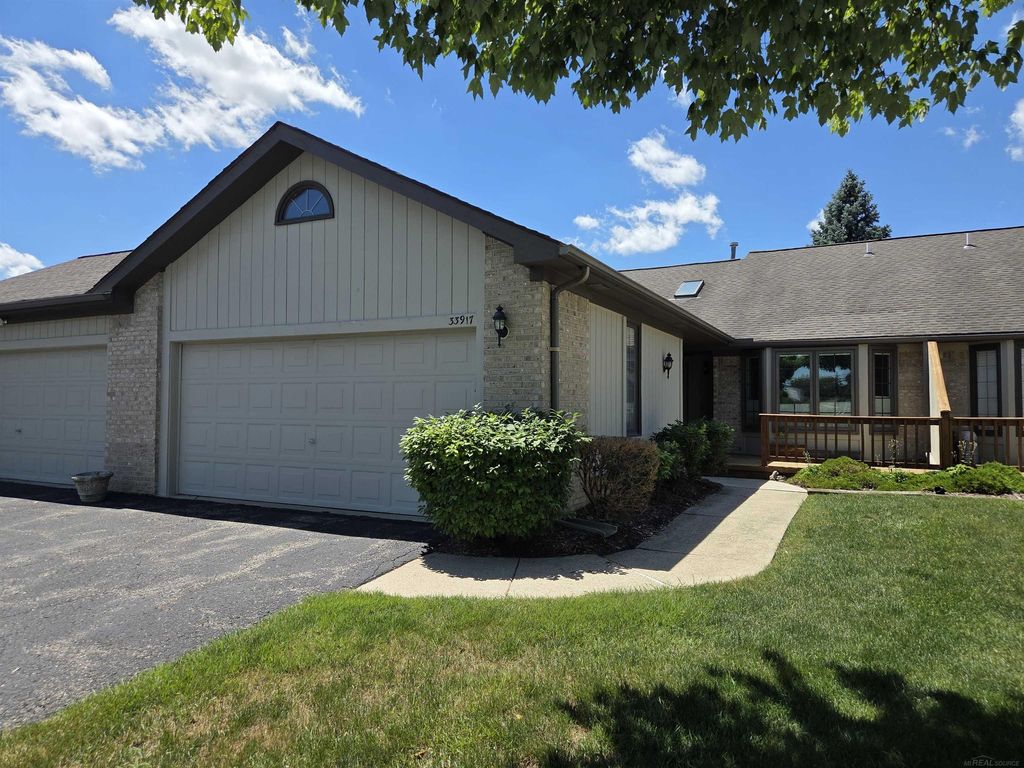 33917 Lakewood Dr, Sterling Heights