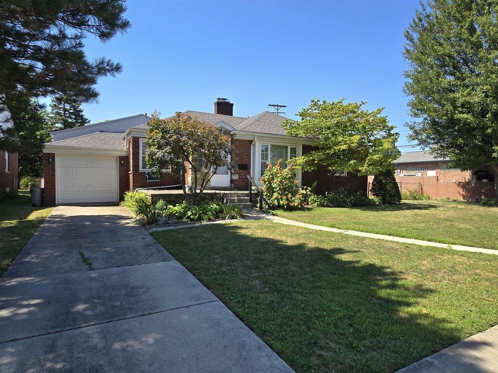 22300 Edmunton St, St. Clair Shores city