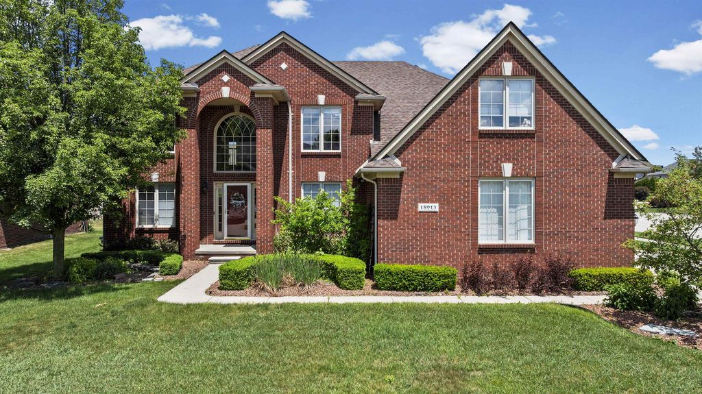 18913 Strongford Dr, Macomb township