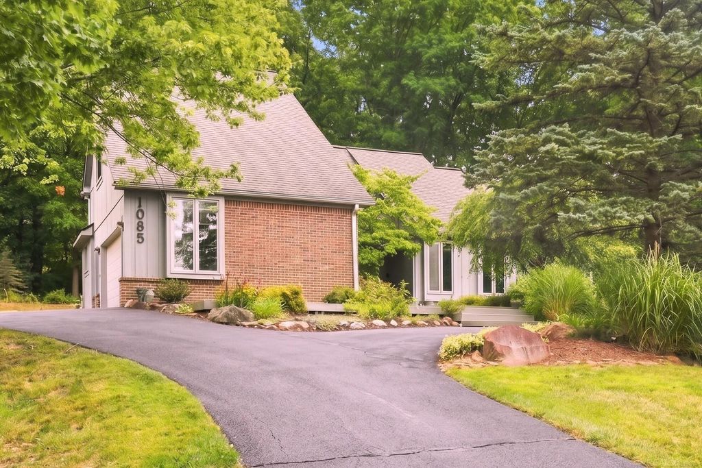 1085 Bear Creek Ct, Oakland Twp