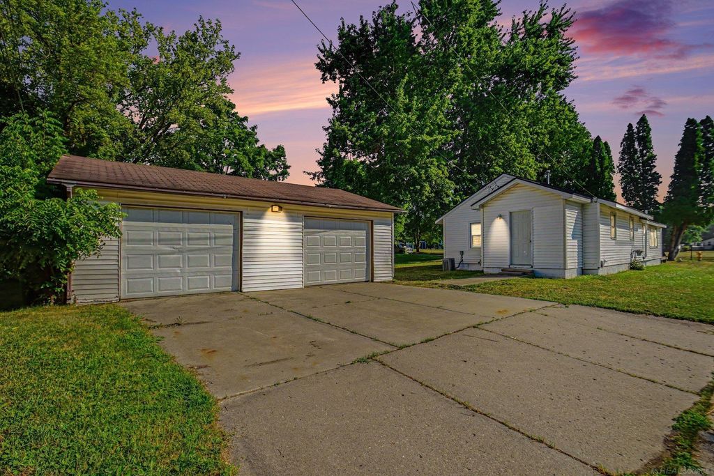 303 Parkway St, Lapeer city