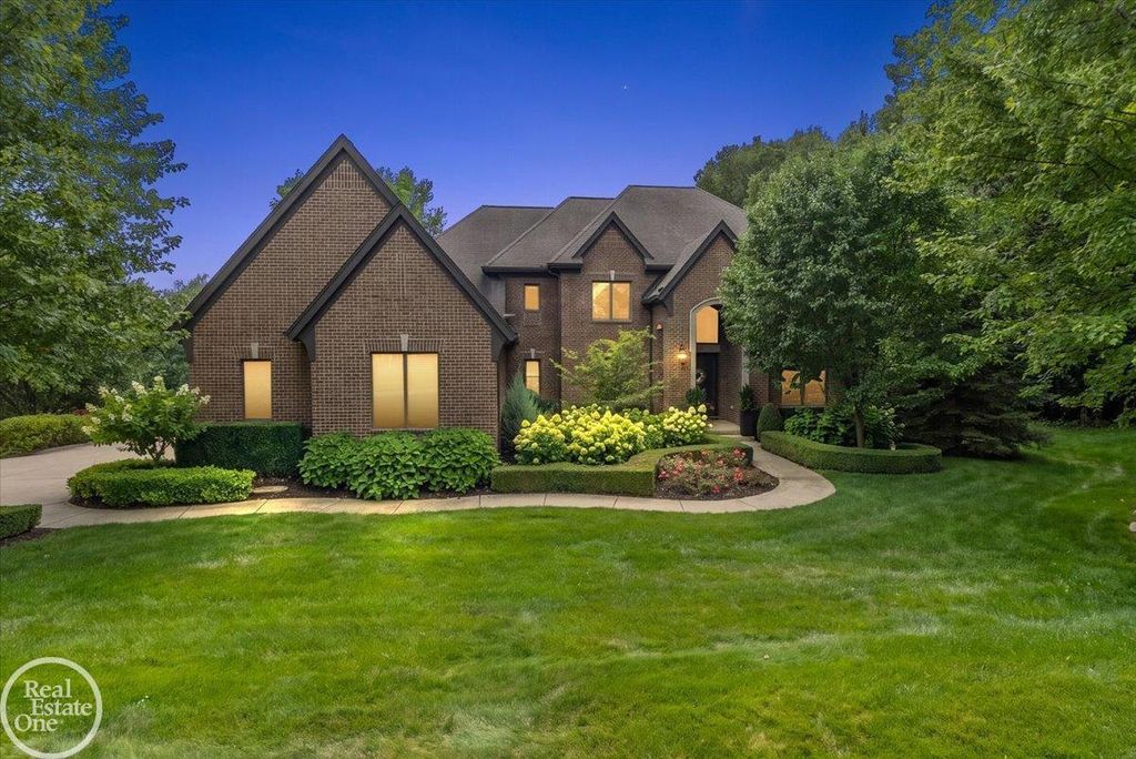 2761 Plum Creek Dr, Oakland charter township