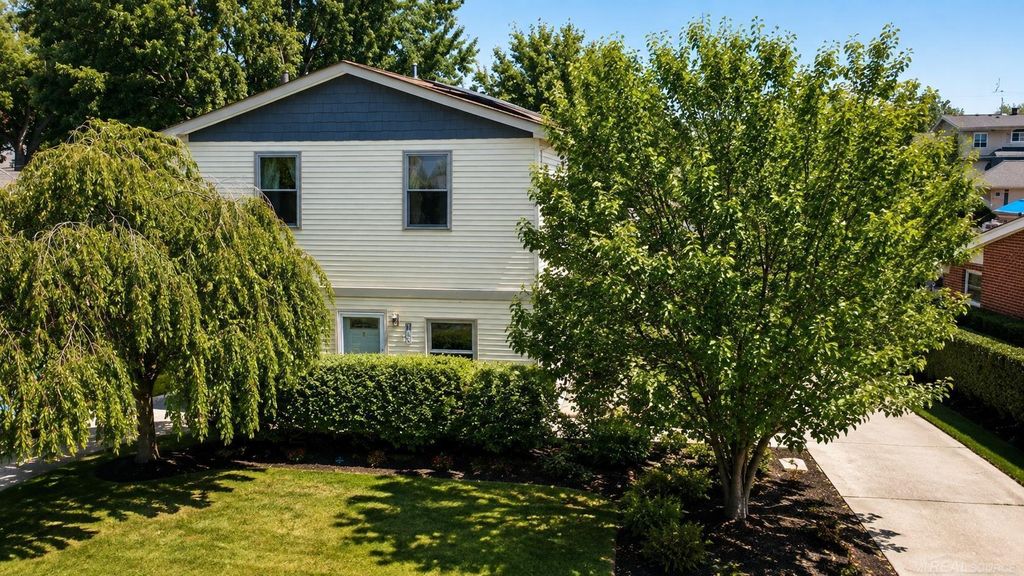 37886 Sunnybrook St, Harrison charter township