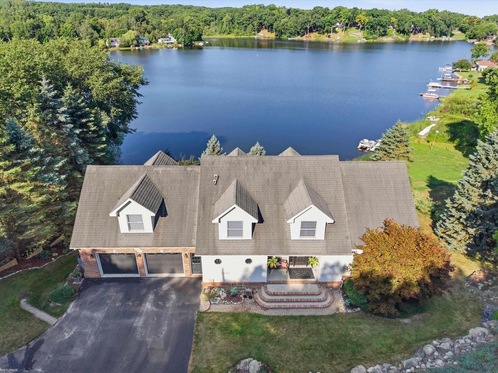3686 East Lake Dr, Metamora township