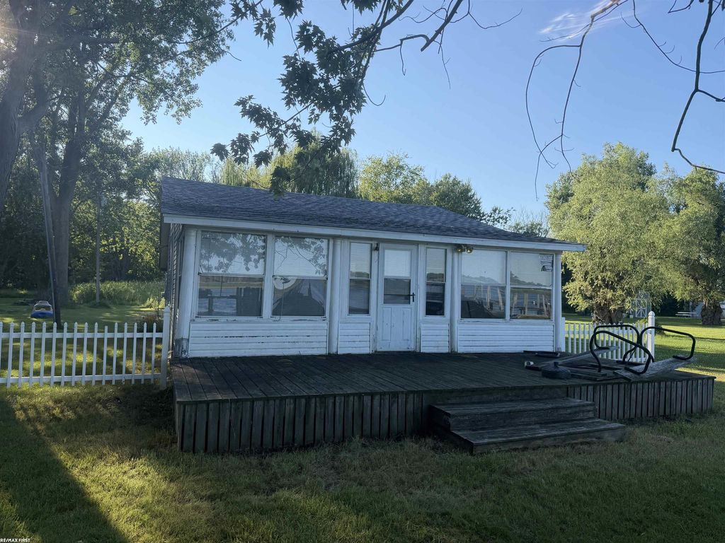 6540 Dickinson  Is, Clay township