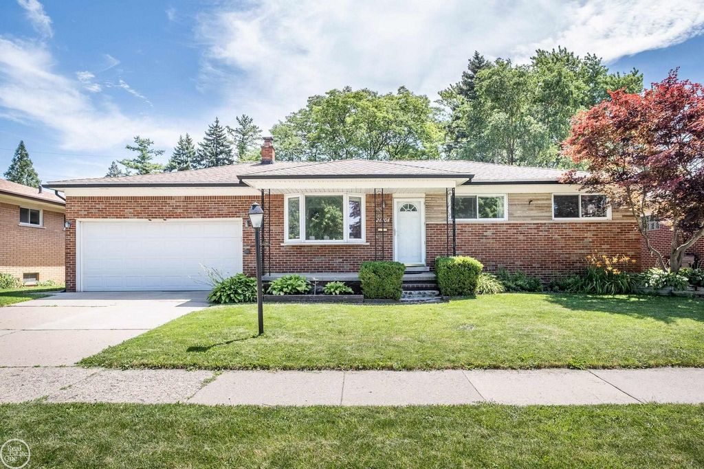 26704 Potomac Ct, Center Line