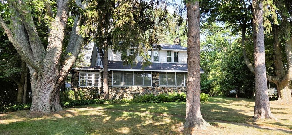 3671 Lakeshore Rd, Lexington village