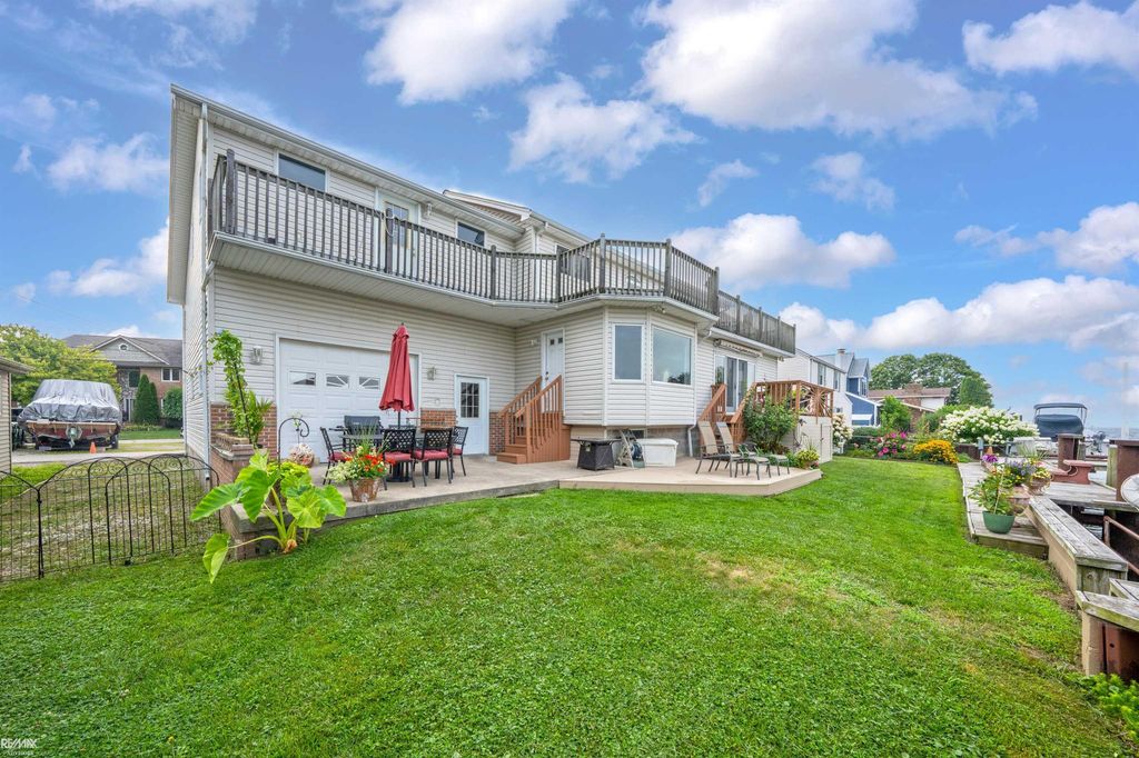 37633 Mast Ct, Harrison charter township