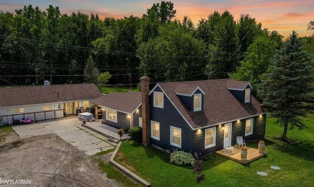 8111 St. Clair Hwy, Casco township