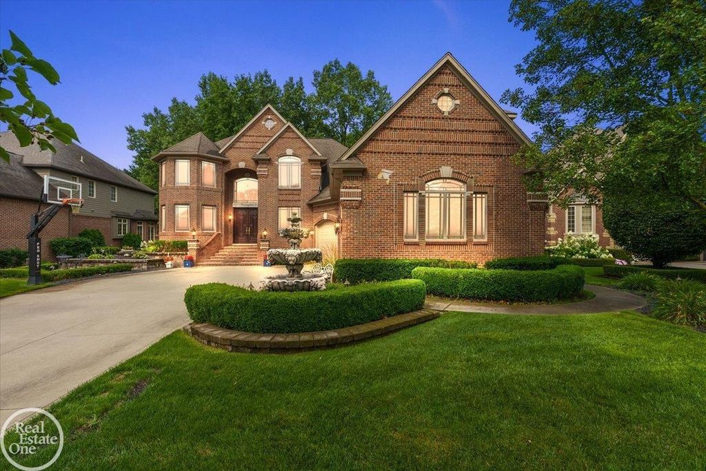 57177 Covington Dr, Washington township