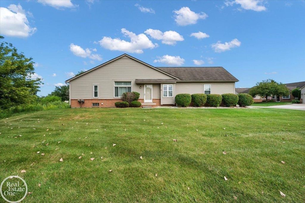 34384 Manor Run Cir, Sterling Heights
