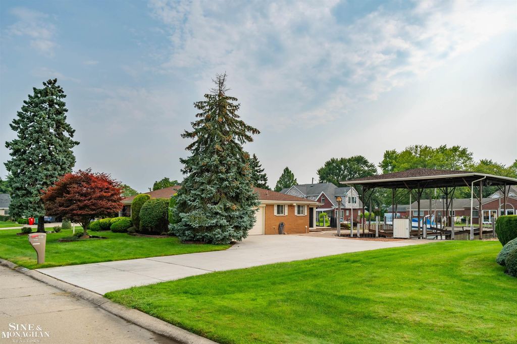 37936 Seaway Ct Ct, Harrison charter township